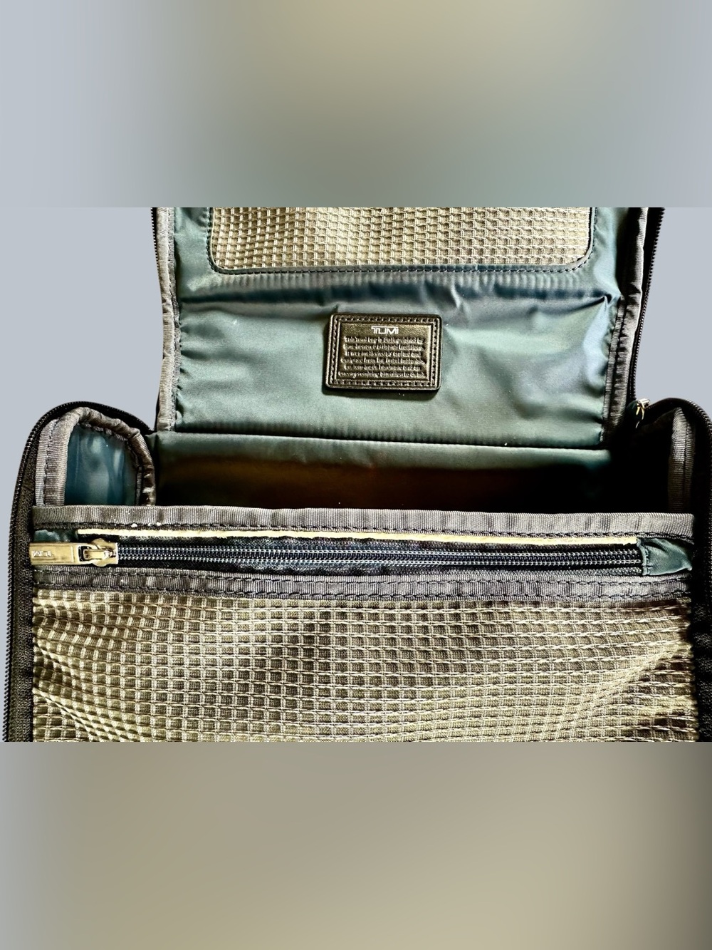 Tumi Arrivé Barajas Leather Toiletries travel kit - Picture 7 of 13